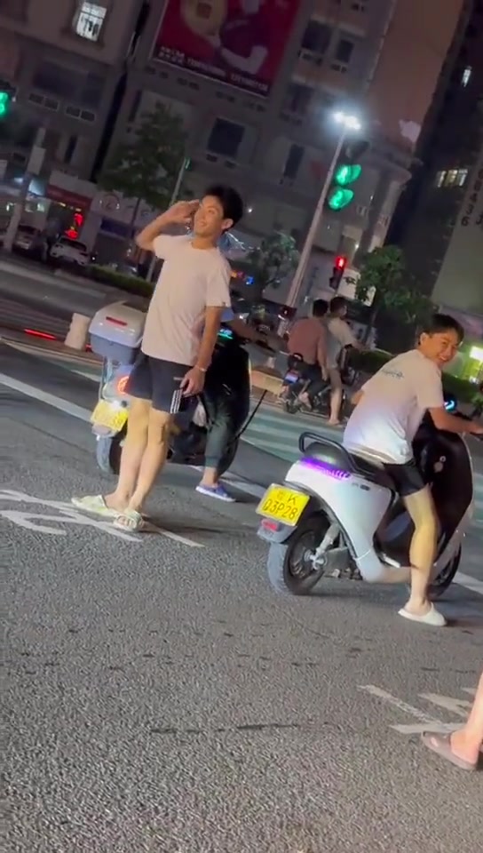 这是什么操作！他不会觉得自己很帅吧？
