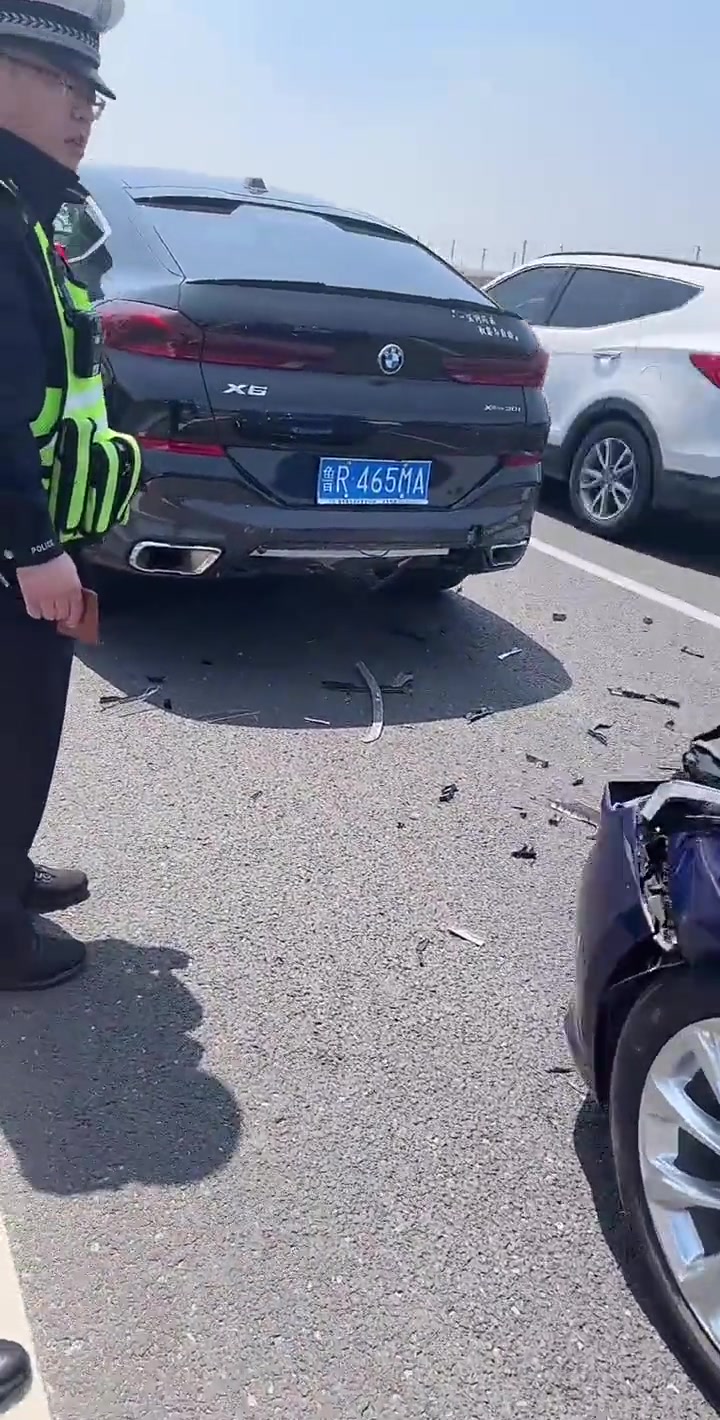 质量差距这么大？后车都撞烂了，宝马竟然毫发无损