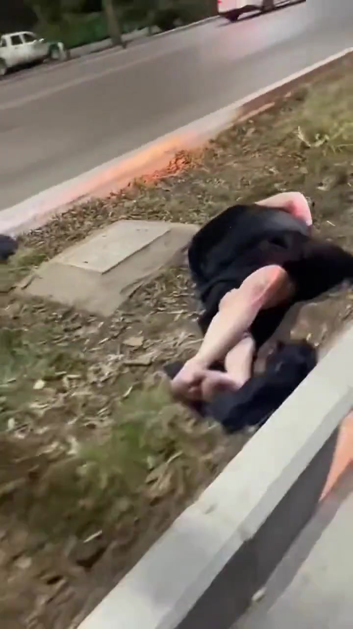 喂！起来关了灯再睡！