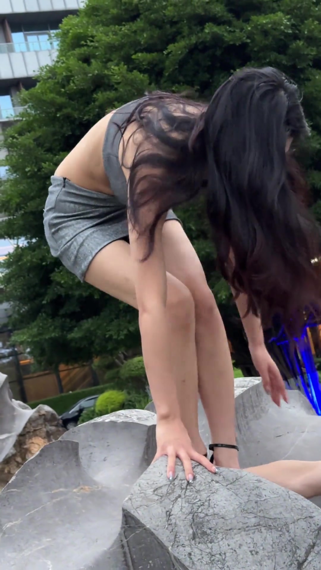 这个小姐姐爬上去但凡有一点失误，就可惜了...