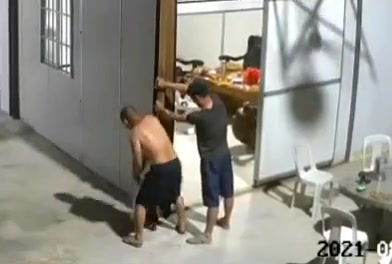 看着都疼！这一锤子多少带点私人恩怨吧