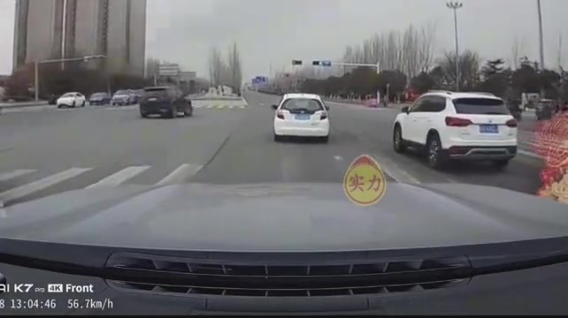 在他后面开车多少有点吓人！开车在马路上跳舞呢