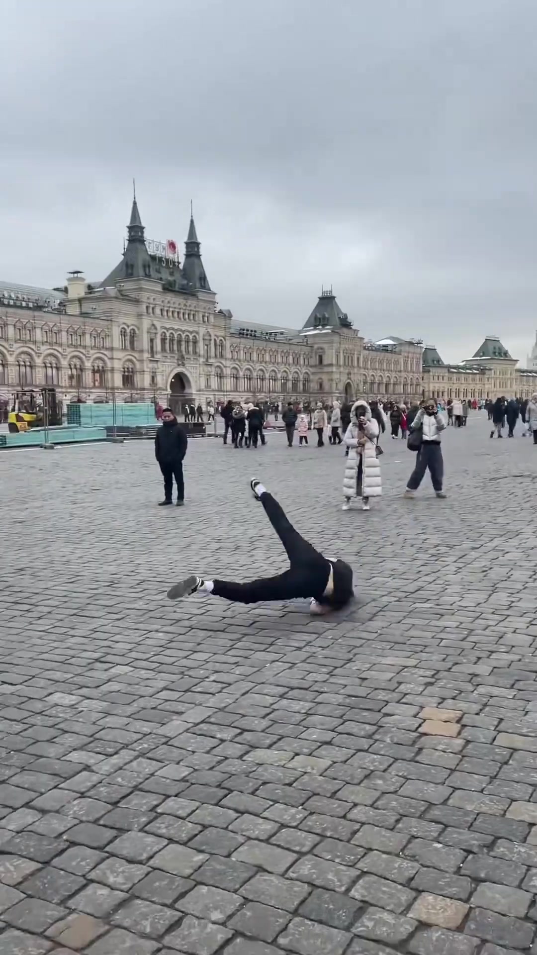 这样的地板，她摔下去应该疼坏了吧？