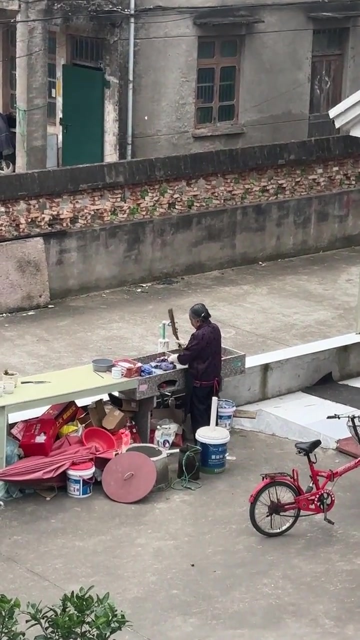 大娘每天六七点捶衣服，咋整啊？