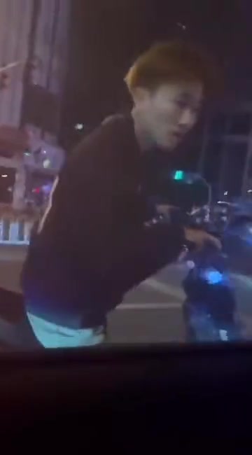 好过分！小伙子这样挑衅，还对车出手，怎么忍？