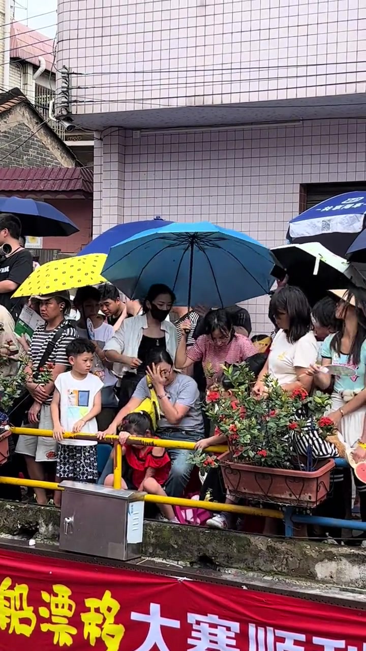 人多雨伞也可能变凶器！大妈打伞把大哥惹急了