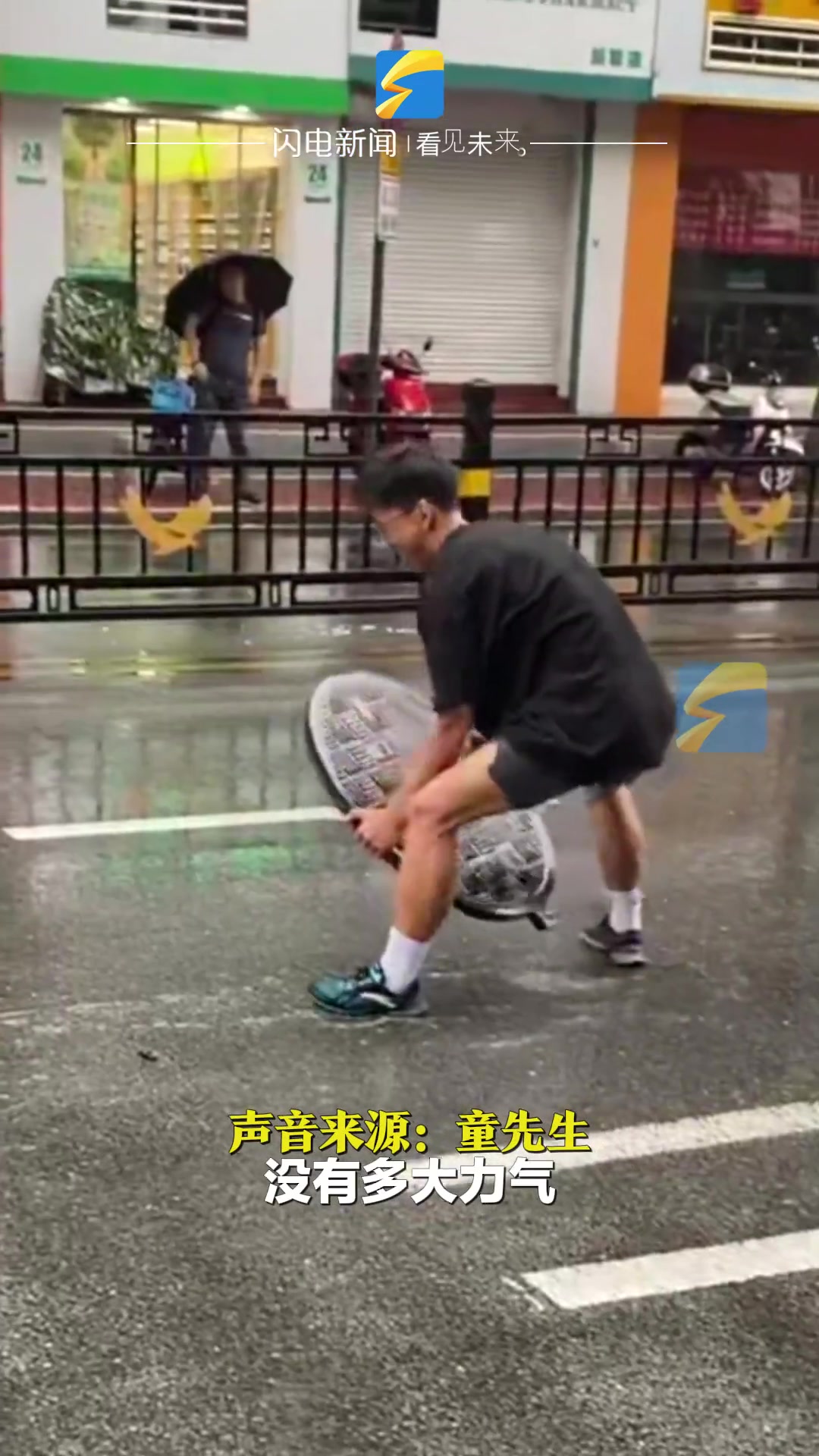 男子雨中吃力搬井盖 武警出现的一瞬间被帅到了