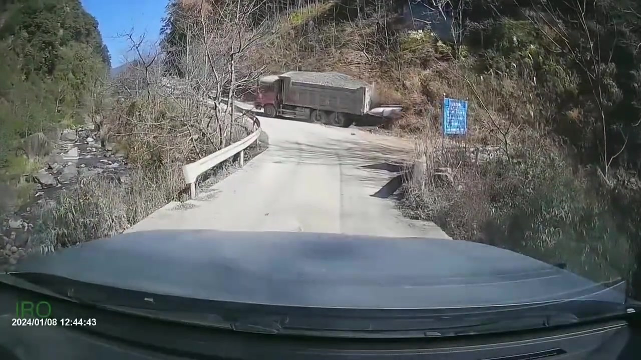 货车这一倒，直接封路，真惨!