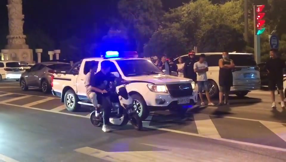 谁给他们的胆子？电摩少年竟然挑衅交警