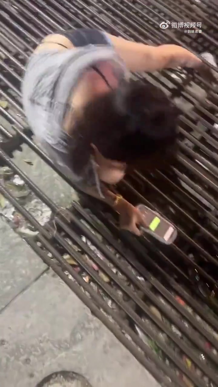 明知道会摔倒还要网里面走啊