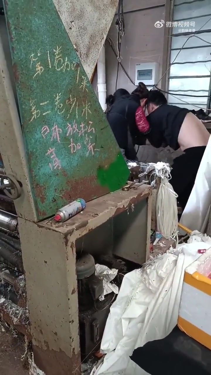 真过分！男子被俩阿姨脱衣服