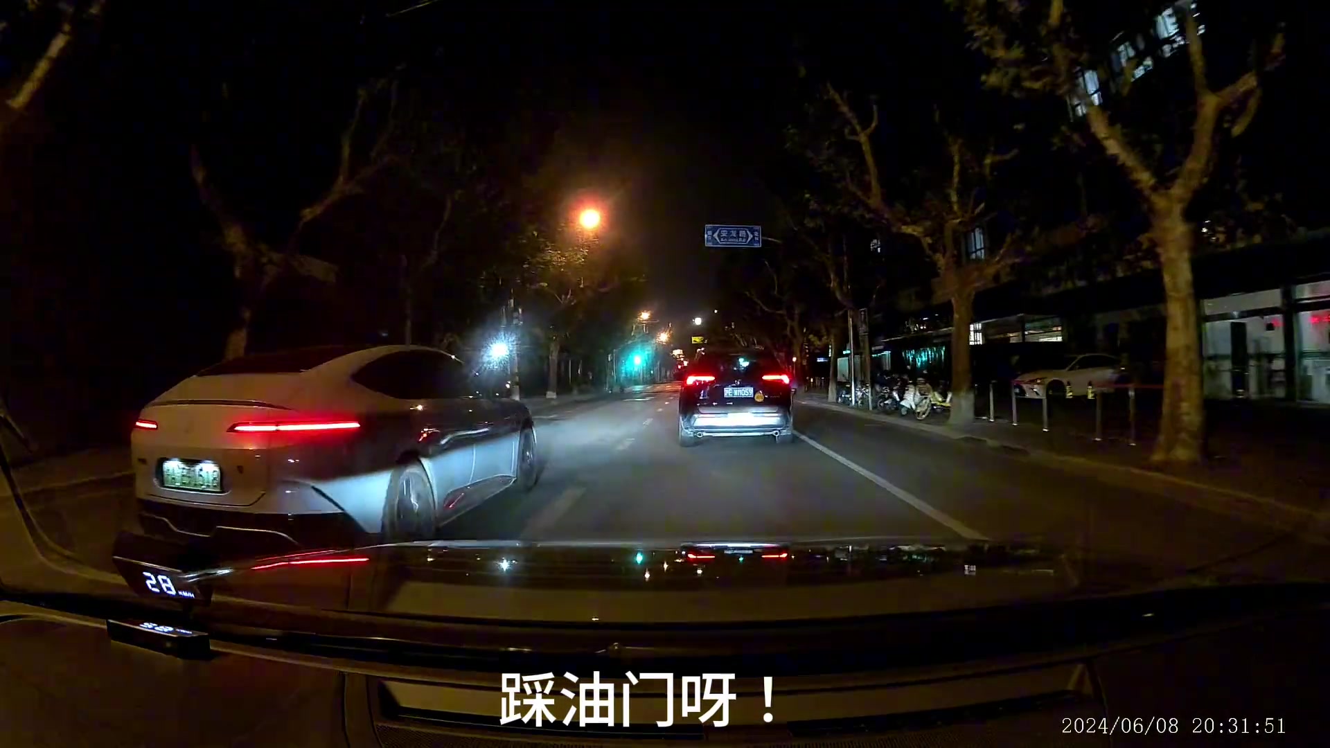龟速并排！真的让人无语！麻烦开到限速好吗！！！