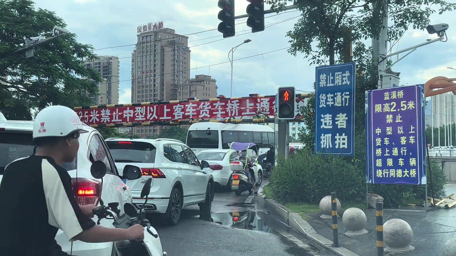 公安被卡！这情况是往后退？还是继续往前开？