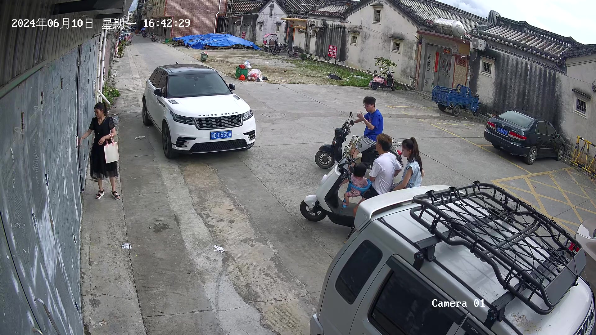 这个妈妈厉害没反应的，儿子摔这么重还坐得住！