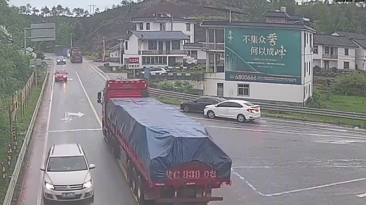 转弯让直行！黑车的做法是正确的，直行是个大货车！