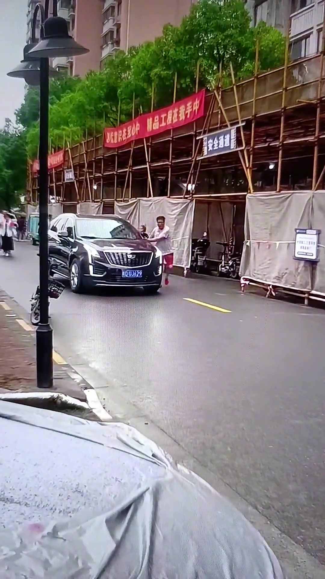 真敢挡啊？要不小心踩把刹车踩成油门撞到了怎么办！