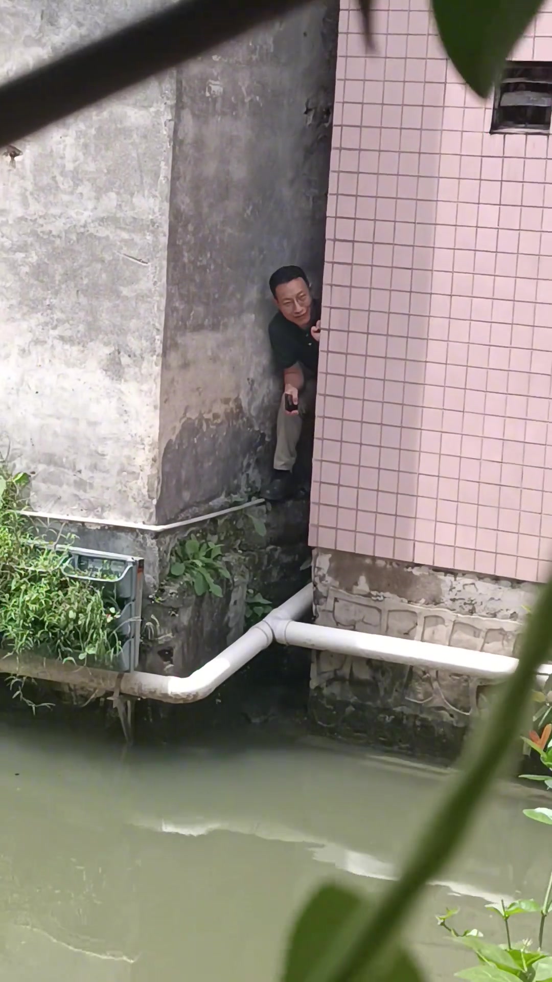这家伙偷感怎么那么重啊？