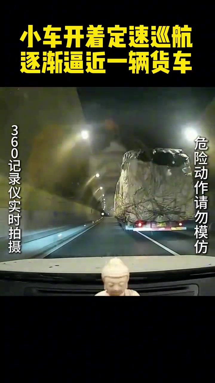 网友：建议别开车！超宽超高的大车都已经打了双闪了！