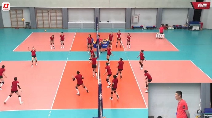 女排训练教练组分工：主教练赵勇负责副攻训练，杨昊负责主攻训练