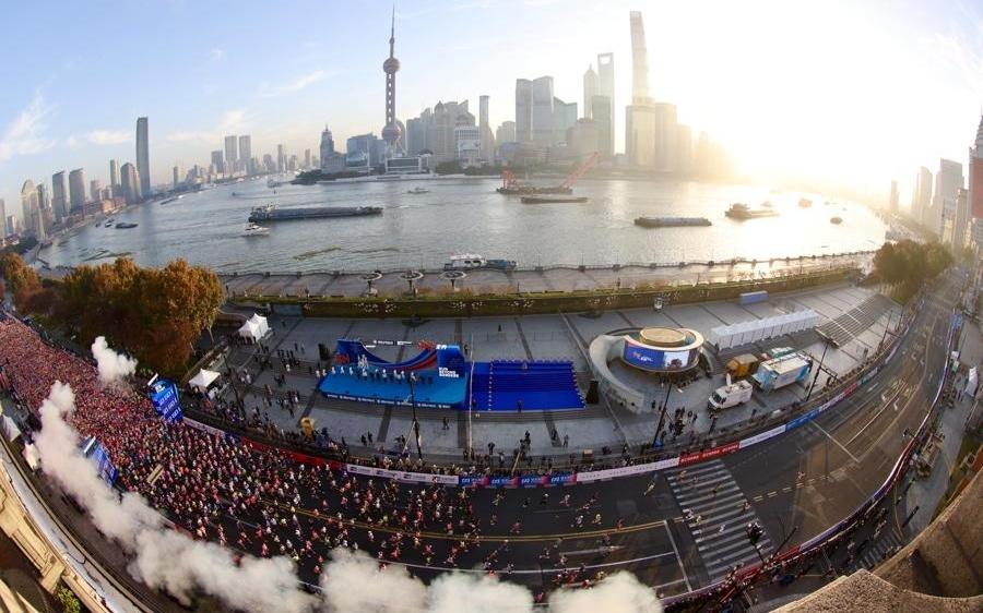 2025上海马拉松开跑，龚正市长鸣枪发