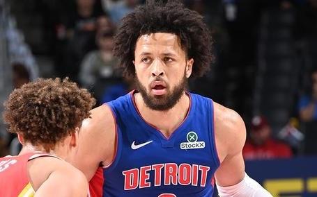 坎宁安15+7约翰逊19+11+11活塞主场