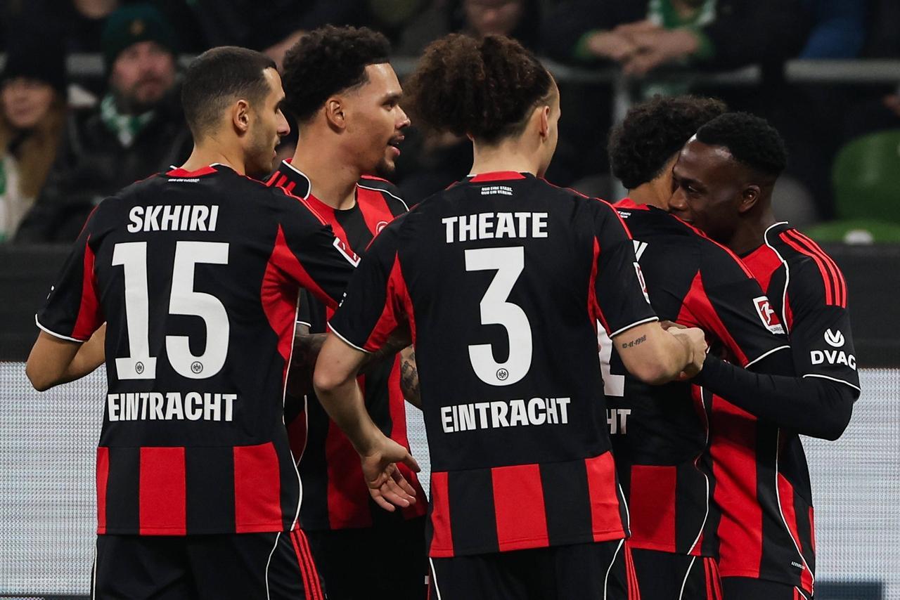 德甲最新积分战报法兰克福绝平无力追药厂拜仁迎下半程关键一战