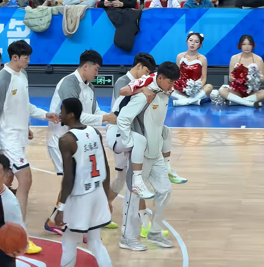 伤情无碍！徐杰喊话女球迷下场继续打，名记痛斥萨姆纳：百死莫赎