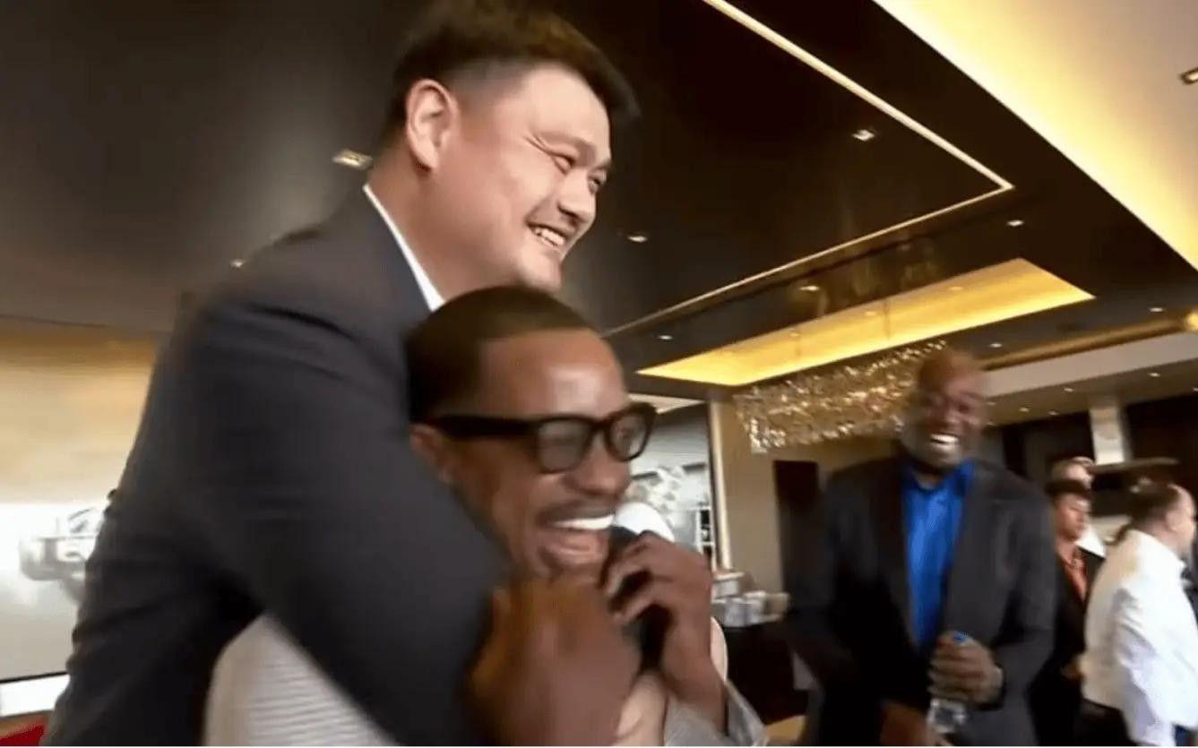 好友相见乐开怀！姚明今日火箭比赛中