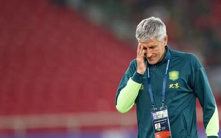 令人唏嘘！塞蒂恩下课，北京国安球员集体沉默，仅1替补前往送别