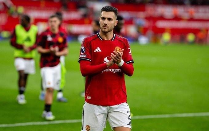 曼联官方：达洛特周二参加了合练，球队在为客战小蜜蜂做准备