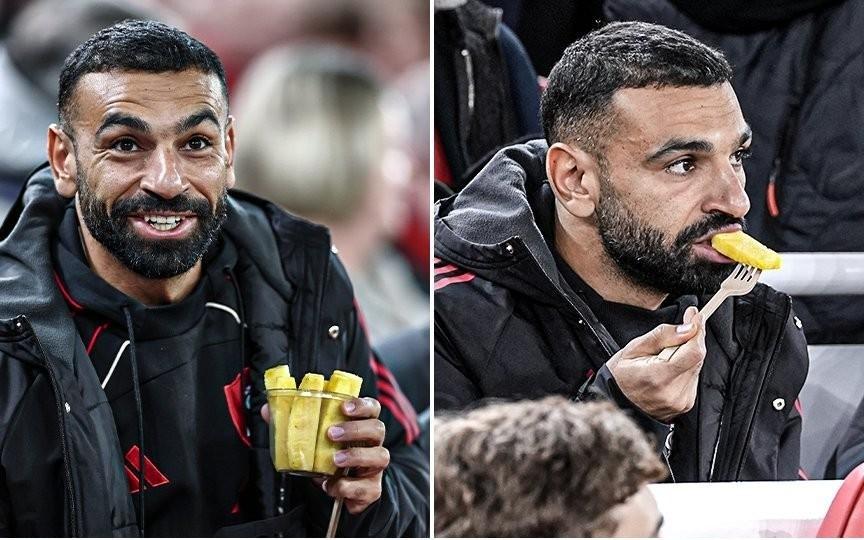 神态轻松，对水晶宫比赛未进入大名单的萨拉赫被拍到在场边吃菠萝