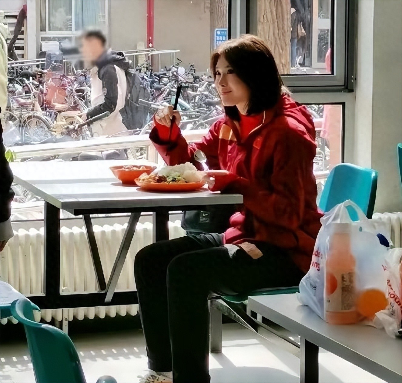 饭量惊人网友食堂偶遇吴艳妮，她点的饭堆得像一座小山