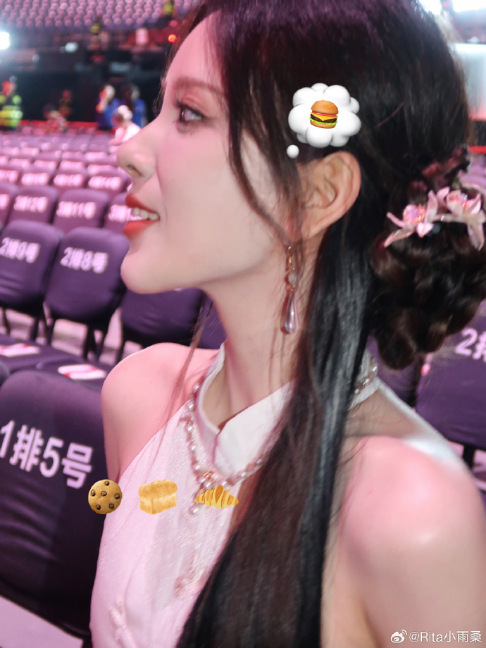 这谁不爱Rita晒照：来自msi现场的小塔发回的明信片