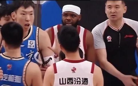 北京主场不敌山西近4战3败引热议！周琦伤退转折点翟晓川燃尽一战