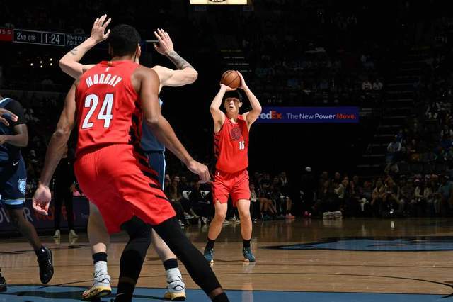 杨瀚森回应首次首发：上半场缩手缩脚发挥不咋地，向伊迪学习生存