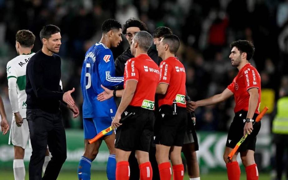 阿斯：皇马高层关注到教练组和球员脱节，他们希望球队反弹