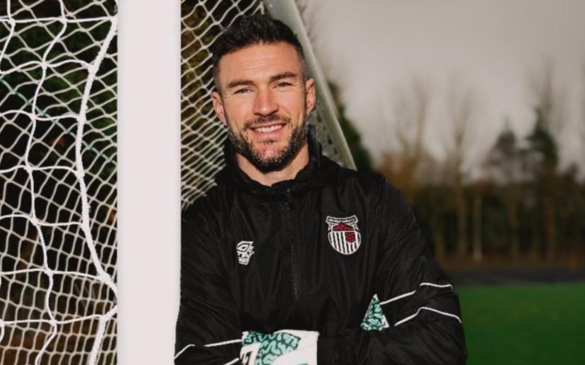 一门染红，英乙队格林斯比紧急租借37岁门将奥唐纳，租期七天