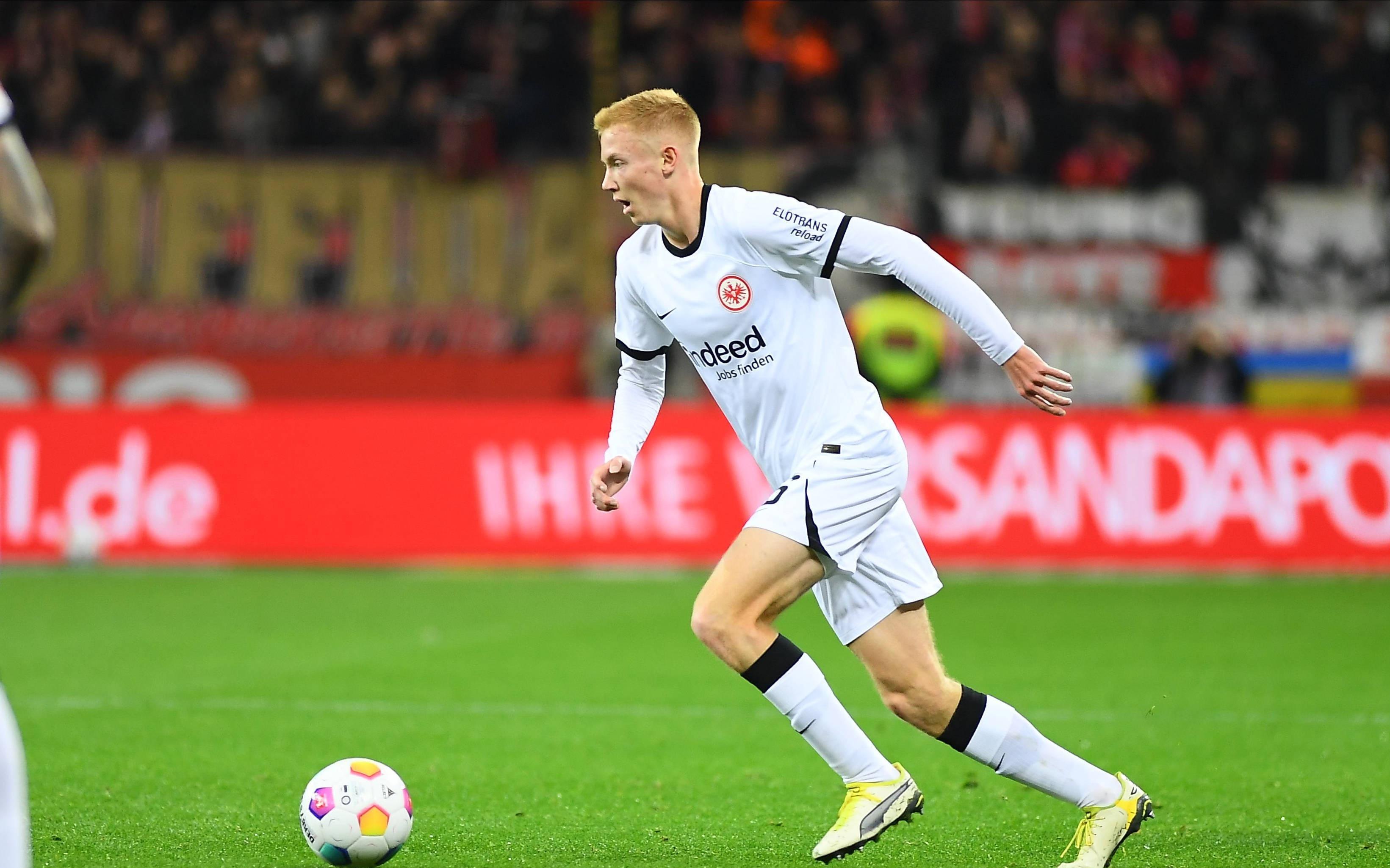 法鹰中场：收到沙特足以让人终生无忧的报价，想去但被妈妈骂了