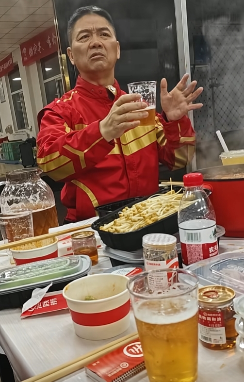 刘强东送完外卖请京东骑手吃火锅：深深体会到了骑手兄弟们的辛苦