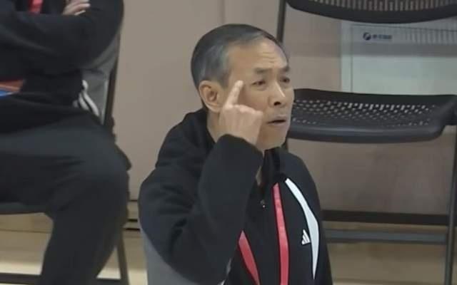 5国手加持干不过平民队！CBA老帅糊涂啊，球迷：又是计划内输球