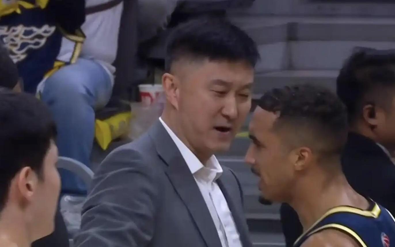 杜锋：刘维伟麾下的青岛非常强大，缺兵少将拿下比赛确实不易