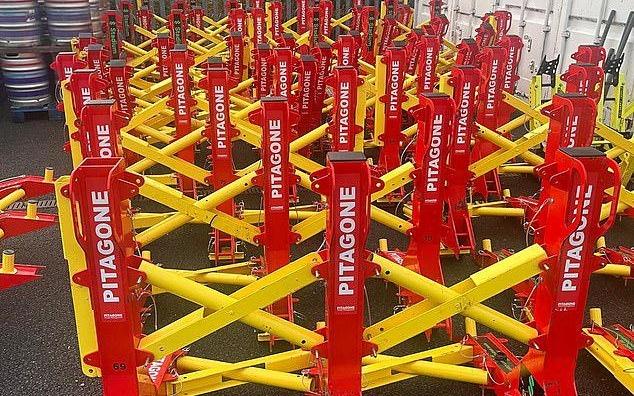 邮报：曼联在老特拉福德场外安装钢铁护栏，防止遭遇袭击