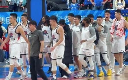 珀塞尔绝杀北京引热议！媒体人质疑许利民用人斯佩尔曼值得获重用