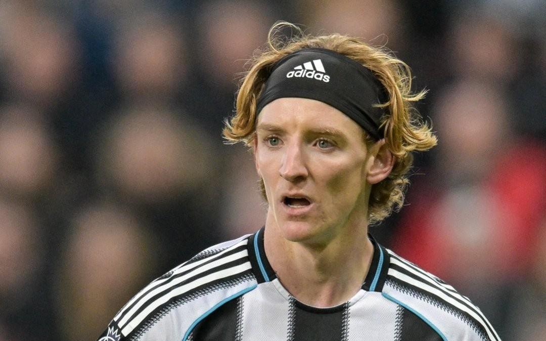 记者：裁判和VAR的判罚太糟糕了，戈登被撞不判点荒谬至极