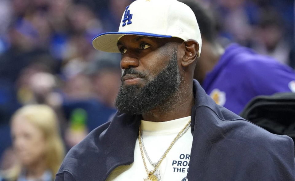 ESPN长文揭秘：詹姆斯面前有四条路他