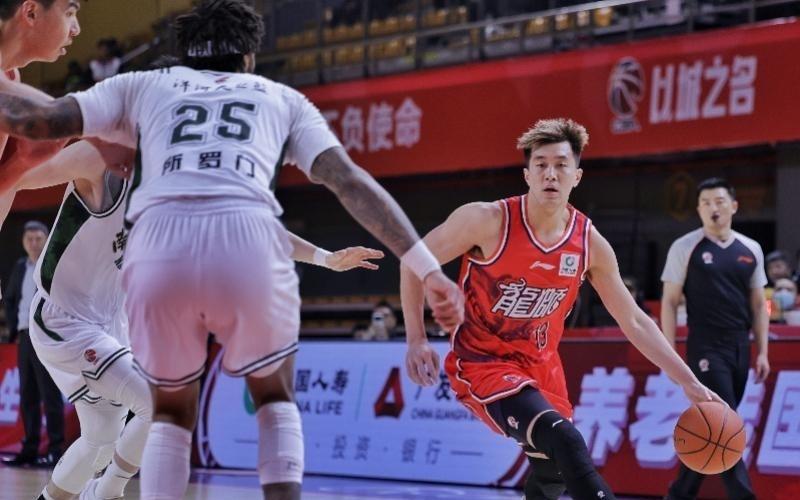 郭艾伦复出广州男篮战胜南京队，徐昕：他对我们非常有帮助