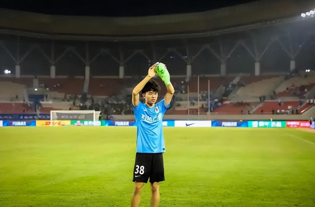 大连英博明年该留下的球员，李国旭一个都没放走，已完成三笔续约