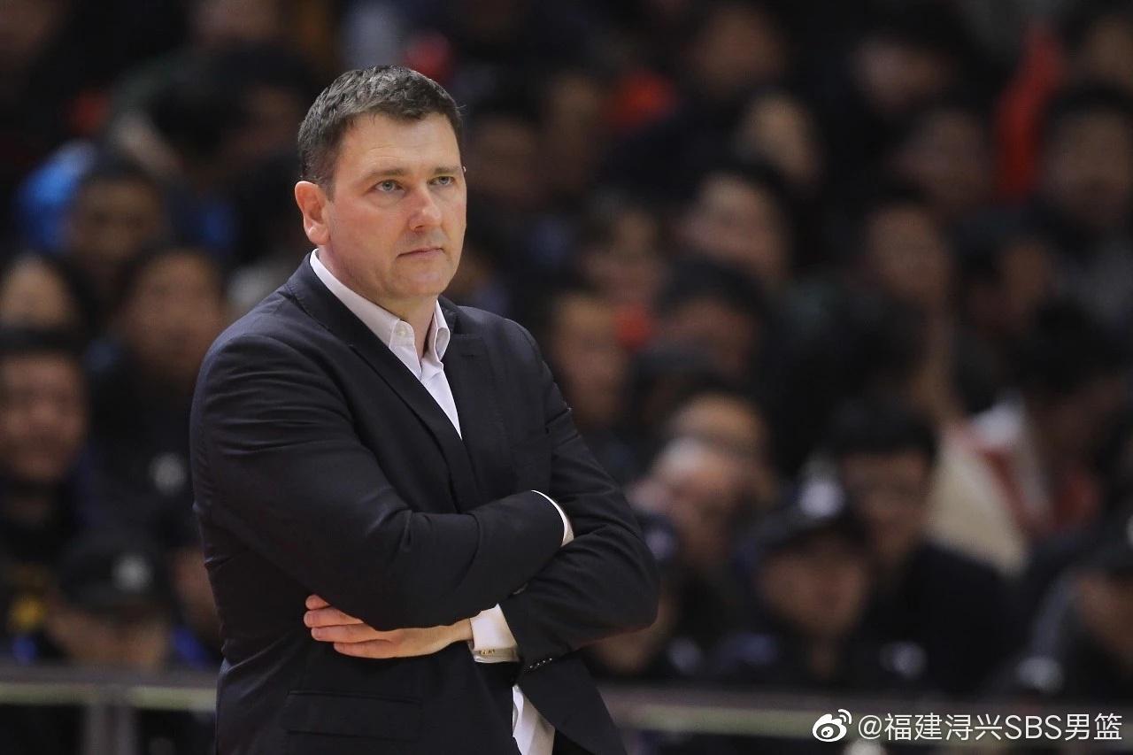 赛后握手，张庆鹏再遇凯撒！廖三宁远投绝杀，北控9491险胜福建