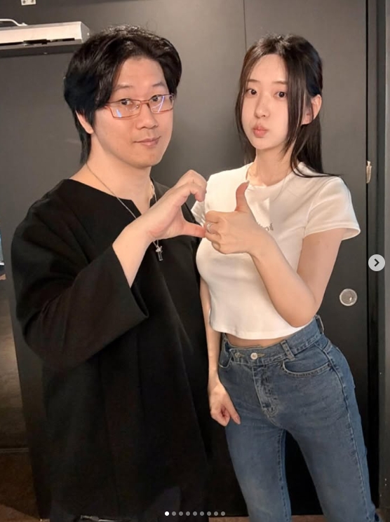 《星刃》体模申才恩晒照：很高兴能来参观ShiftUp总部