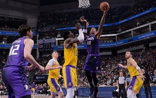 东契奇空砍42+7+8+4国王三分神准射穿湖人